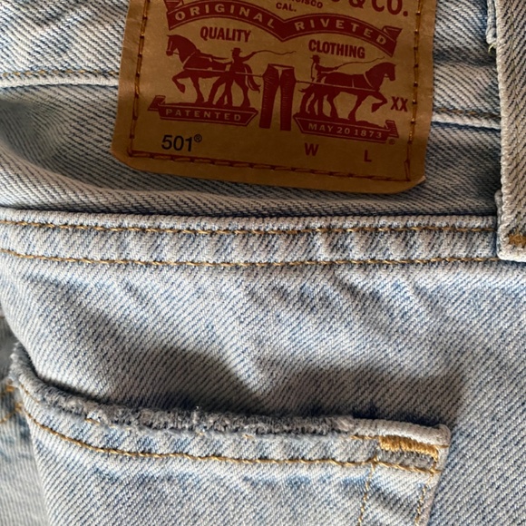 Women’s levis - Picture 2 of 2